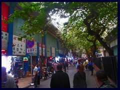 Zhongshan Road is a narrow, winding, road with small stores, markets, shoe stands, buildings in typical Chinese style and trolley buses.
It is very crowded and a bit chaotic, but it is worth to visit since it gives a taste of "the real China". We visited it when looking after the famous Temple of Six Banyan Trees , that we didn't manage to find.